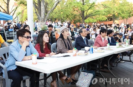 지난 23일 오후 서울 대학로 마로니에공원 야외공연장에서 열린 '2017 제10회 머니투데이대학가요제' 본선에서 심사위원들이 참가자들의 경연에 집중하고 있다.(사진 왼쪽부터)문병환 M터치 단장, 서주혜 보컬(M터치 공연팀 '원클로즈' 보컬), 안외선 M터치 감사, 박명수 맘스터치 대외협력이사, 서형무 청강문화산업대 초빙교수, 허준규 맘스터치 과장/사진=중기협력팀 오지훈 기자<br /> “></td>
</tr>
<tr readability=