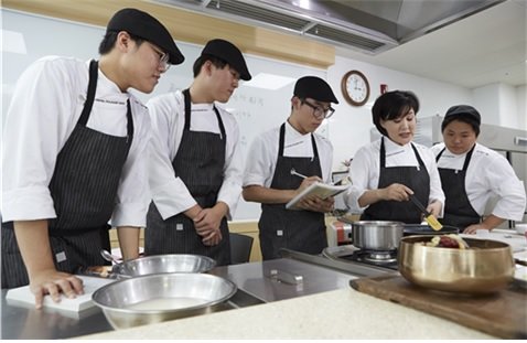김포대학교는 전공별 글로벌 한류 특성화를 위해 한류문화산업 종사자들로 구성된 우수한 교수진 확보로 학생들의 직업역량을 강화하고 있다